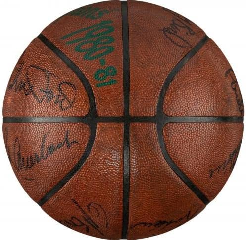 В Финалната игра 1981 г., Спечели Играта, Използвани Подписани баскетболни топки Бостън Селтикс Шампионите на